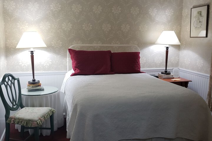 Eagle Harbor Inn