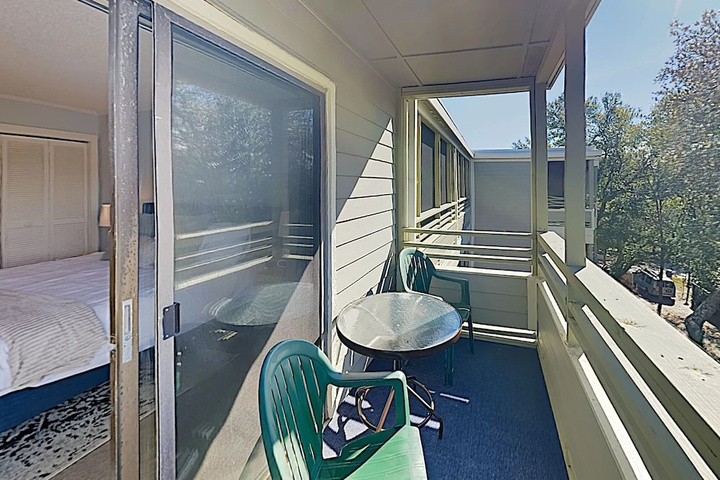 New Listing! Top-floor - Pool Walk To Beach 2 Bedroom Condo
