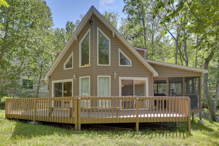 Pools Hot Tub & More: Bushkill Mountain Getaway!