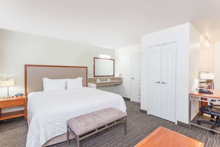 Room 6 of 28