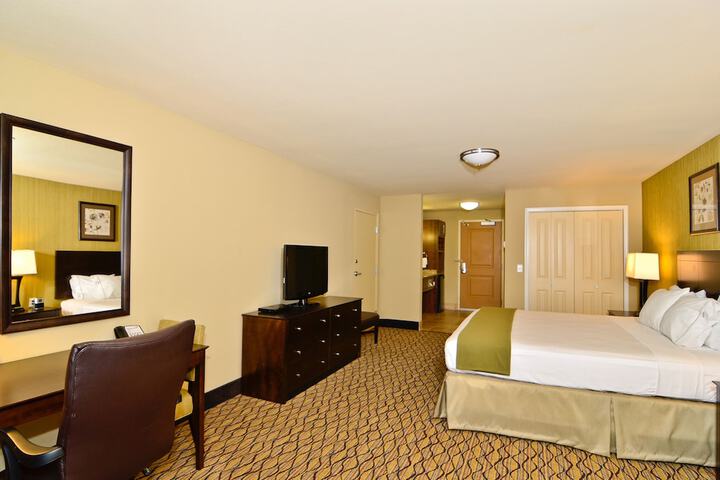 Holiday Inn Express and Suites Williston by IHG