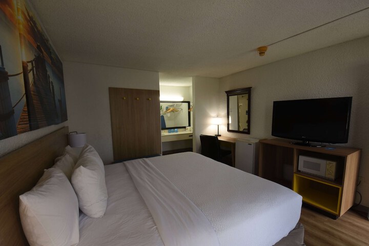 Days Inn by Wyndham Stuart