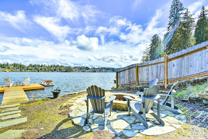 Lakefront Bremerton Vacation Rental w / Deck!