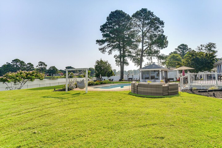 Luxe Lakefront Portsmouth Home: Fish Swim & Play!