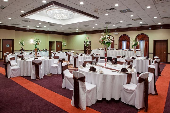 Ballroom/Hall 39 of 44
