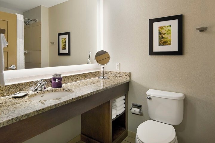 Clubhouse Hotel & Suites Pierre