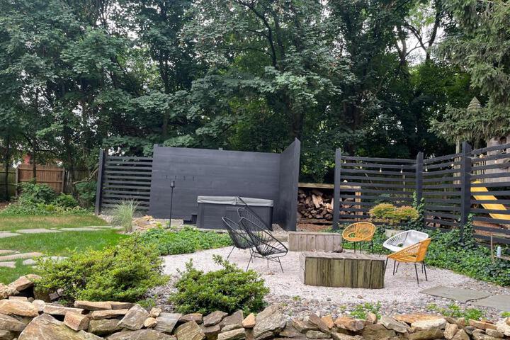 Ode to the 70's creative private home with pool