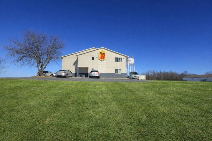 Super 8 by Wyndham Smithville / Kansas City