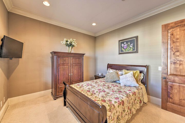 Near Wineries: Elk Grove Getaway w / Saltwater Pool