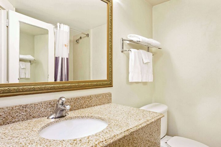 La Quinta Inn & Suites by Wyndham Stamford / New York City