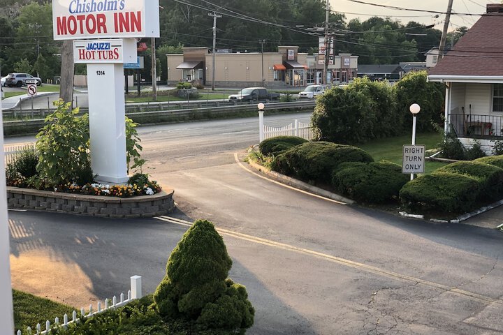 Chisholms Motor Inn
