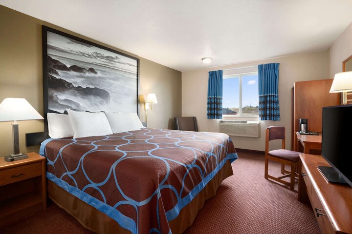 Super 8 by Wyndham Bellingham Airport / Ferndale