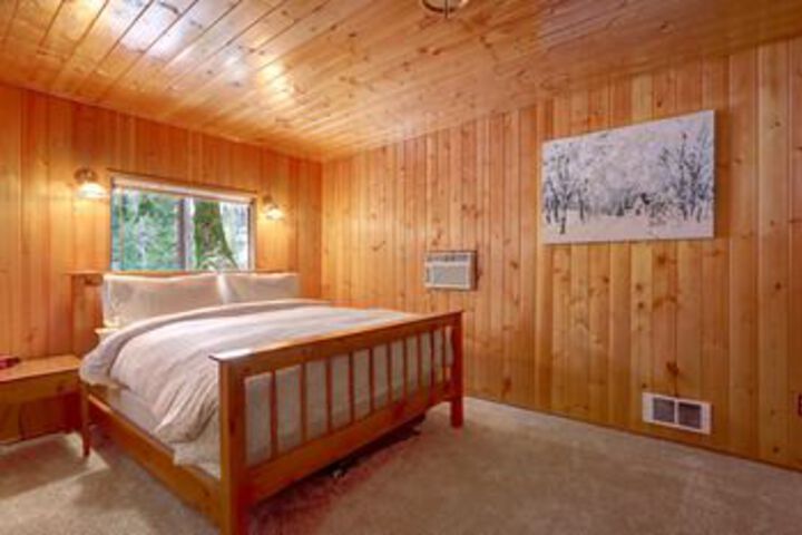 Sunset Falls Cabin - Two Bedroom Cabin with Hot Tub