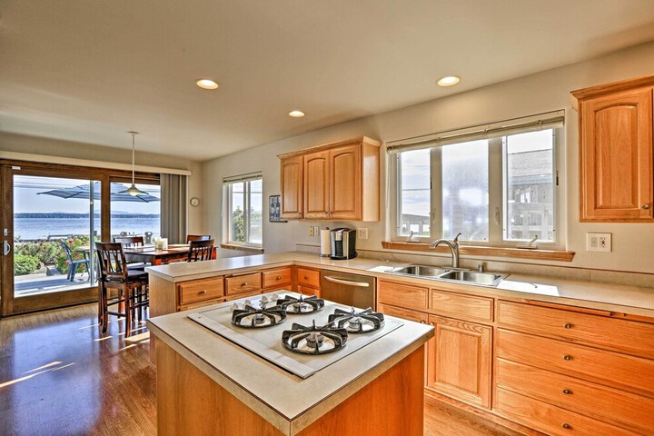 Birch Bay Waterfront Home - Steps to Beach!