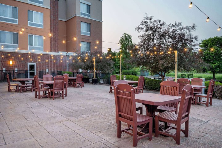Hotel Exterior 46 of 47