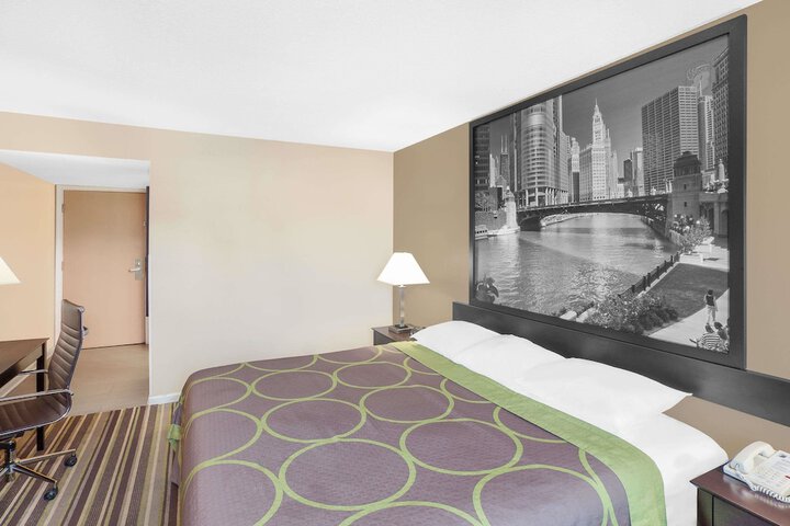 Super 8 by Wyndham Morton Grove / Chicago