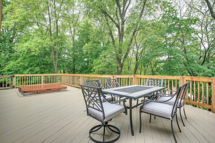 Spacious Riverfront Delaware Home w / Views