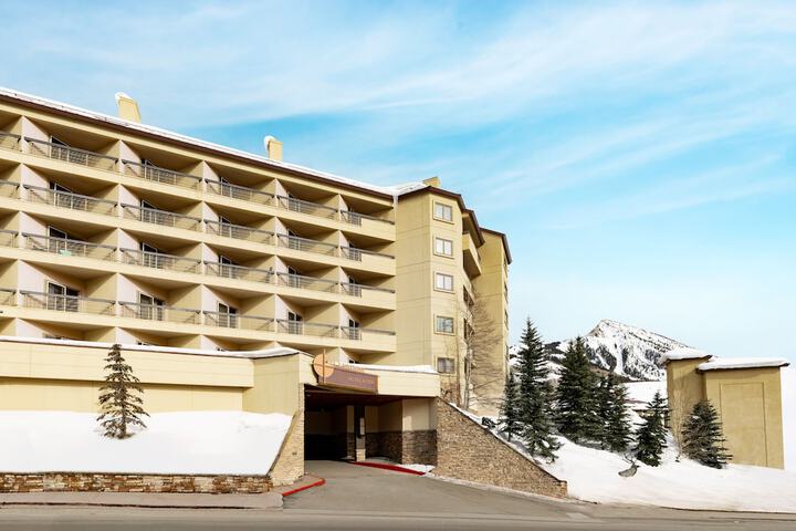 Hotel 8 of 102