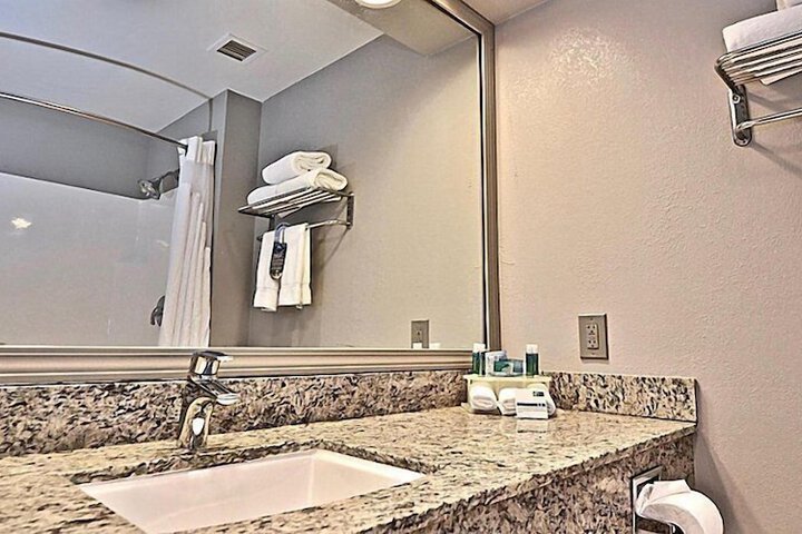 Holiday Inn Express Hotel & Suites Cleveland by IHG