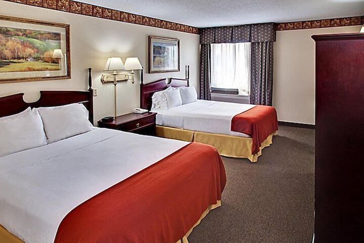 Holiday Inn Express & Suites Watertown by IHG