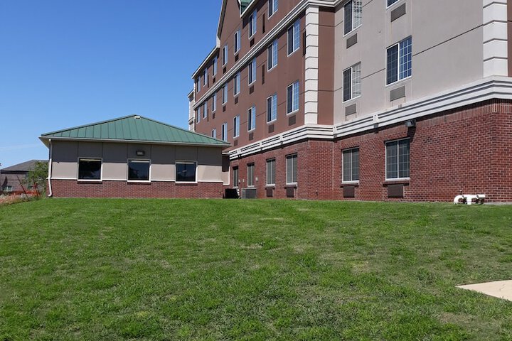 Hotel Exterior 33 of 34