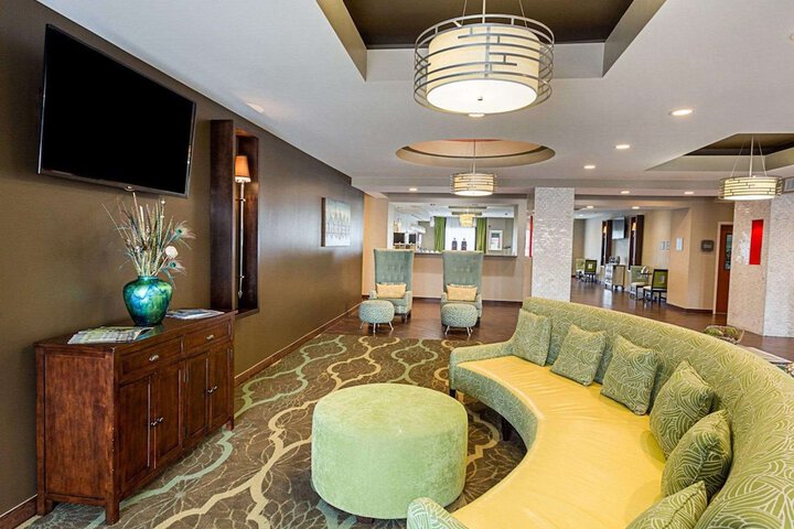 Comfort Suites near Tanger Outlet Mall