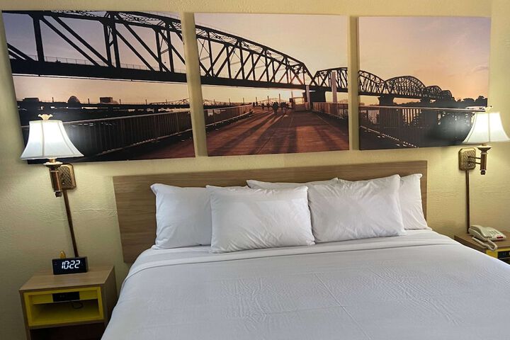 Room 9 of 16