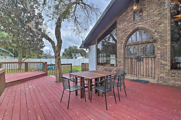 Grand Valrico Home w / Deck Fire Pit & Yard!