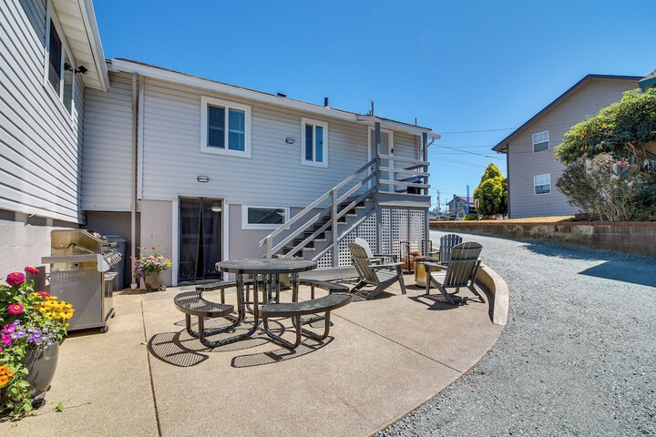 North Bend Home w / Cornhole Court & Putting Green