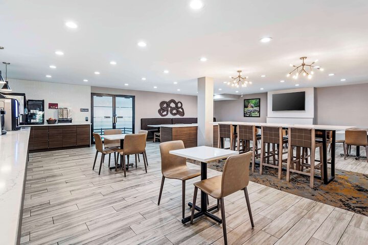 Best Western Plus Bourbonnais Hotel & Suites