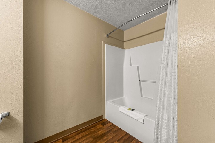 Room 6 of 18