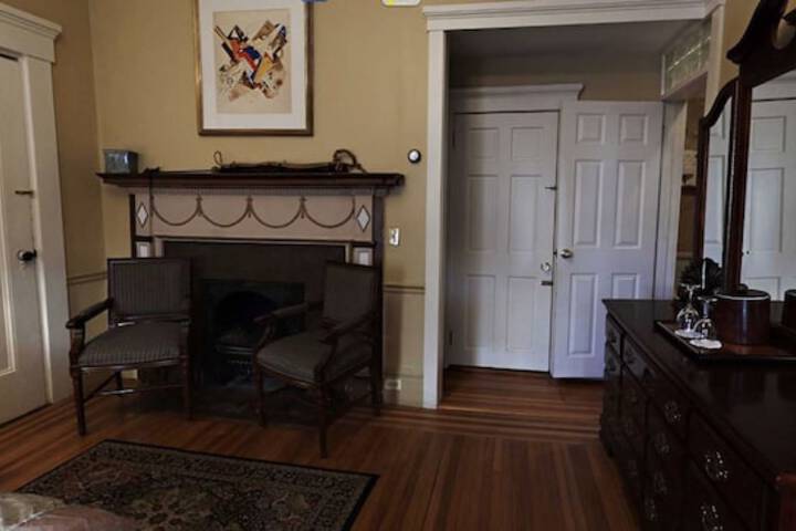 Room 17 of 36