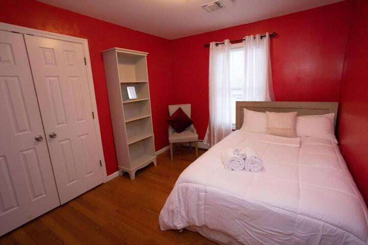 Family 3-bedroom home (2nd floor near EWR / Outlet)