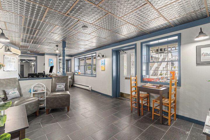 Snyders Shoreline Inn