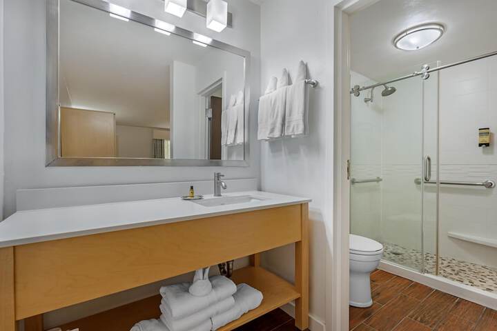 Best Western Plus South Coast Inn