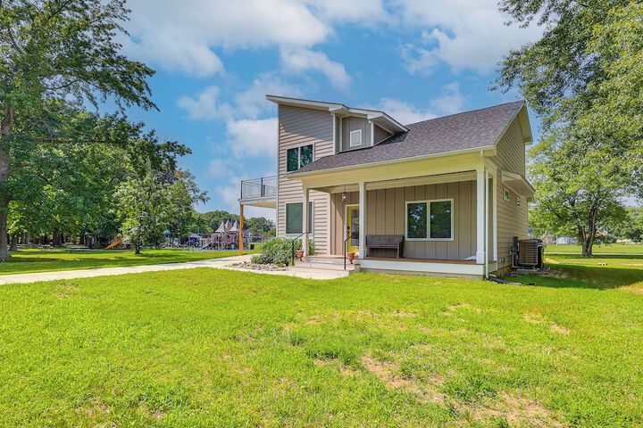 Rock Hall Retreat w / Balcony Near Park & Marina!