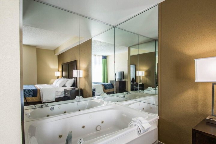 Room 33 of 48