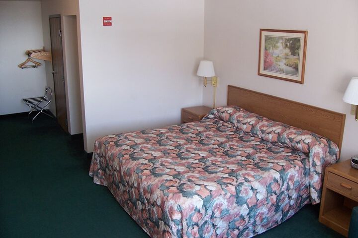 Budget Host Inn & Suites