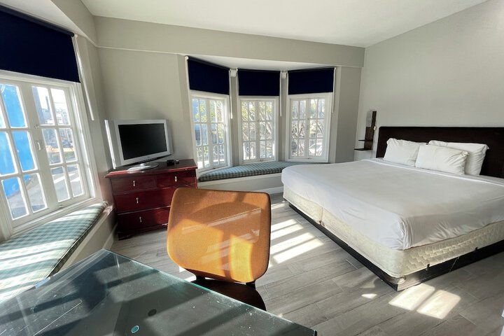 Room 9 of 16