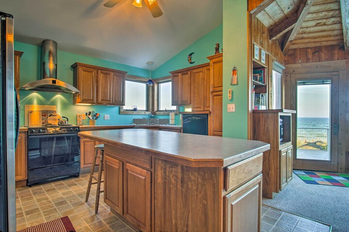 Lakefront Montague Cottage w / Deck & Beach!