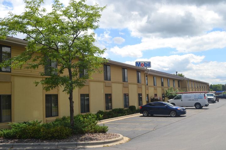 Super 8 by Wyndham Germantown / Milwaukee