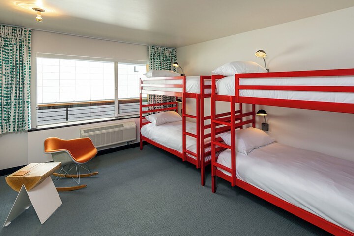 Room 32 of 46