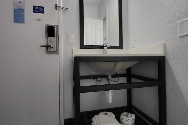 Room 32 of 40