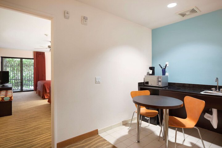 Room 11 of 25
