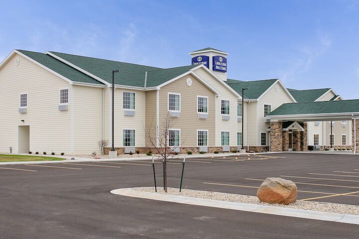 Cobblestone Hotel & Suites – Pulaski / Green Bay