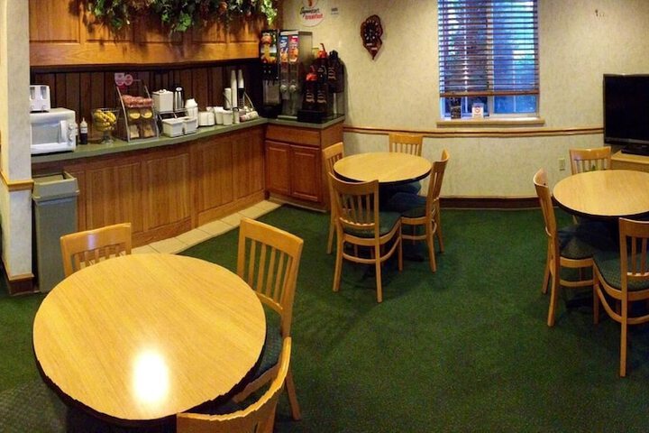 Dining 46 of 49