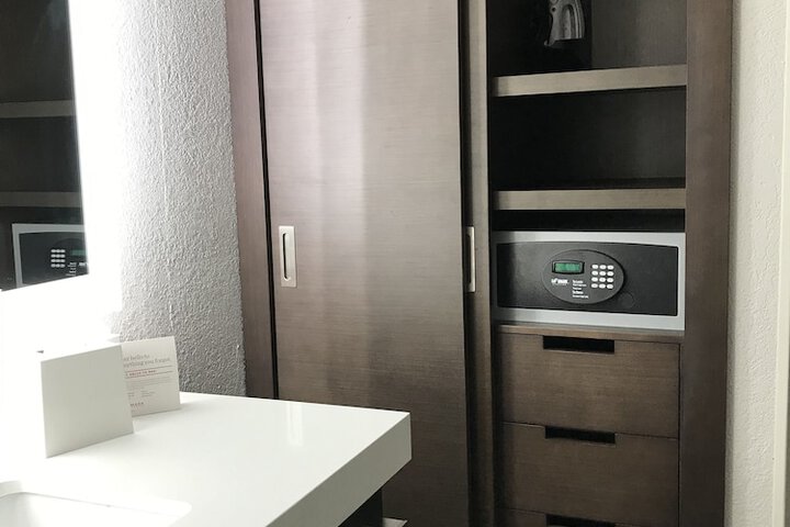 Ramada by Wyndham Suites Orlando Airport