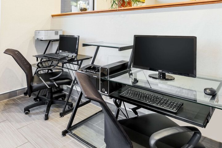 Business Center 17 of 17