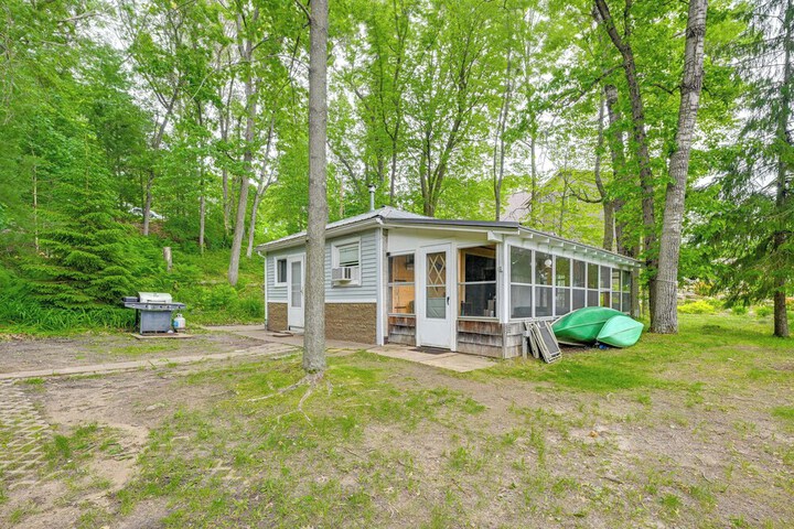 Lakefront Cabin w / Fire Pit Dock, & Boat Rental