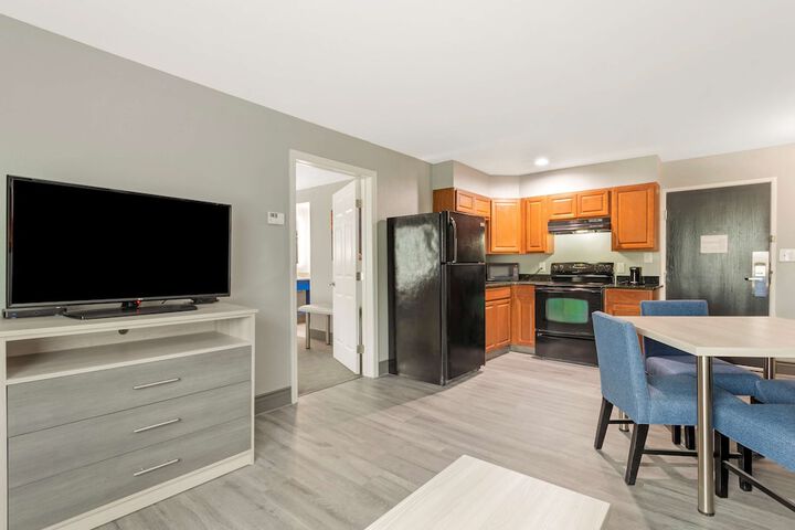 Best Western Plus Cleveland Inn & Suites